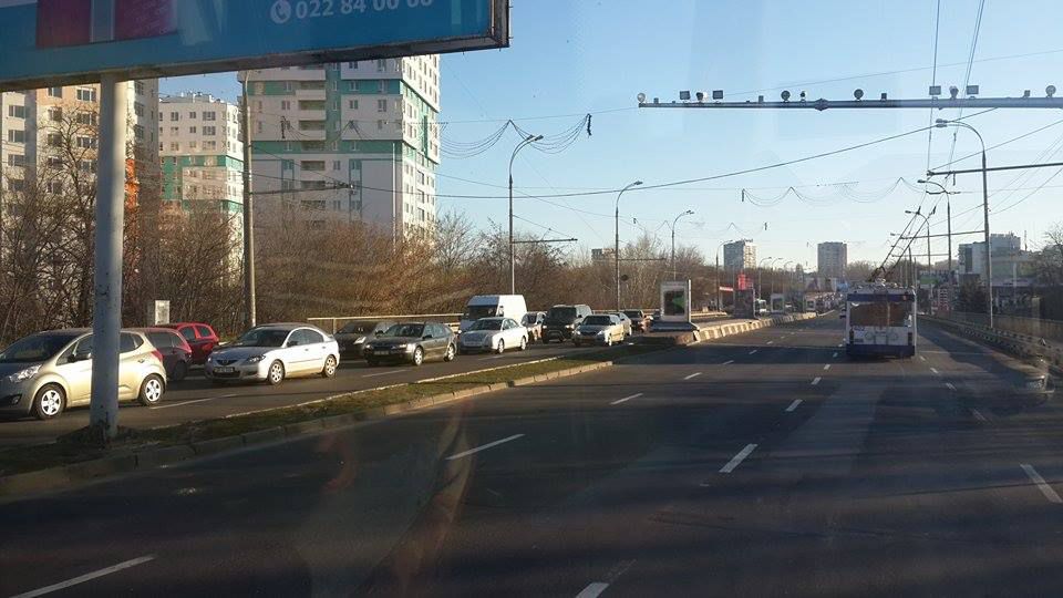 На виадуке образовалась километровая пробка