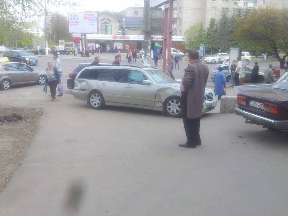 S-au ales cu mașinile avariate pentru că nu au putut împărți drumul