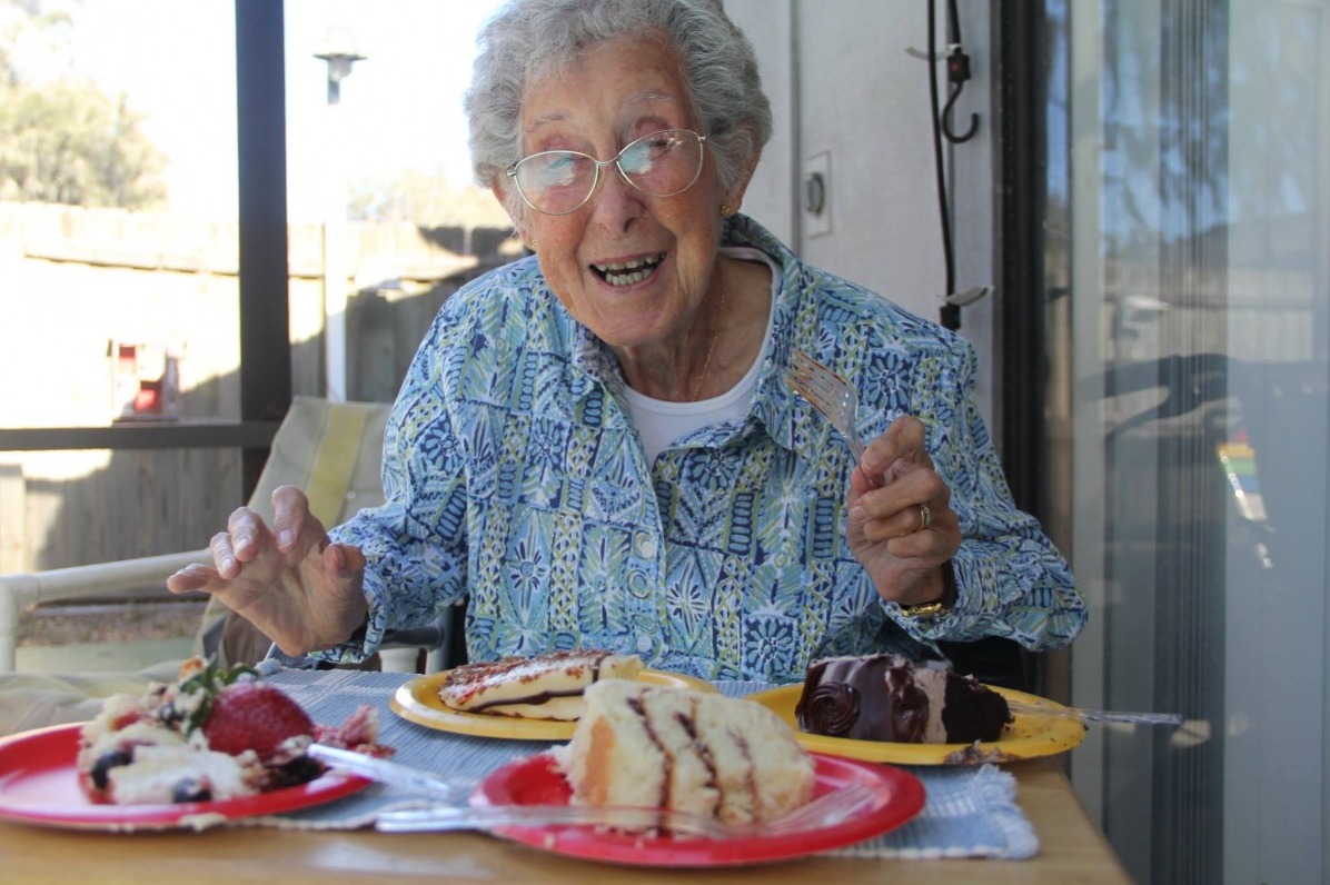 Больная раком 90-летняя старушка вместо химиотерапии решила посмотреть мир