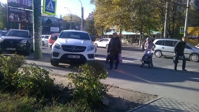 В Кишиневе Mercedes припарковали одновременно и на тротуаре, и на зебре