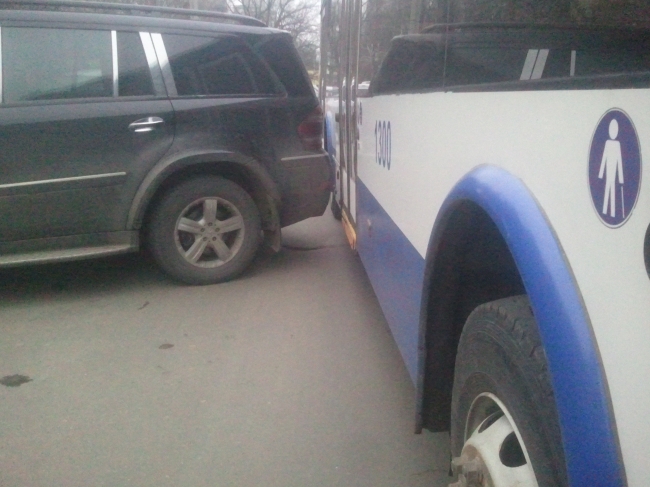 На Ботанике водитель заблокировал движение своим автомобилем