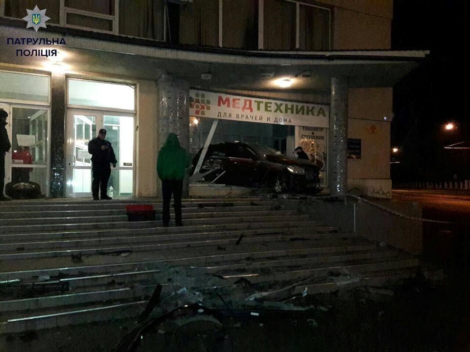В Одессе пьяный водитель влетел в магазин