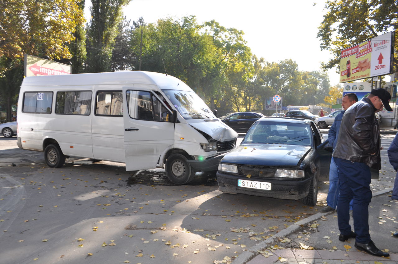 La Buiucani un microbuz cu pasageri s-a ciocnit cu un autoturism