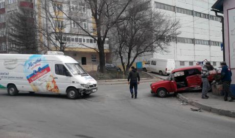 Accident în capitală; Două maşini s-au ciocnit la Ciocana