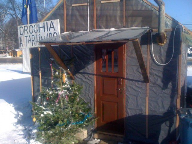 Палаточные городки в центре Кишинева живут в зимнем режиме