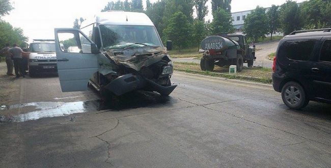 Под Сынжерой микроавтобус столкнулся с автомобилем