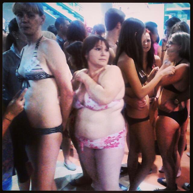 В Киеве толпа голых шопоголиков мокла под дождем ради бесплатной одежды