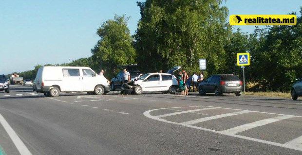 Accident pe traseul Chișinău - Ungheni. Două autoturisme s-au ciocnit frontal