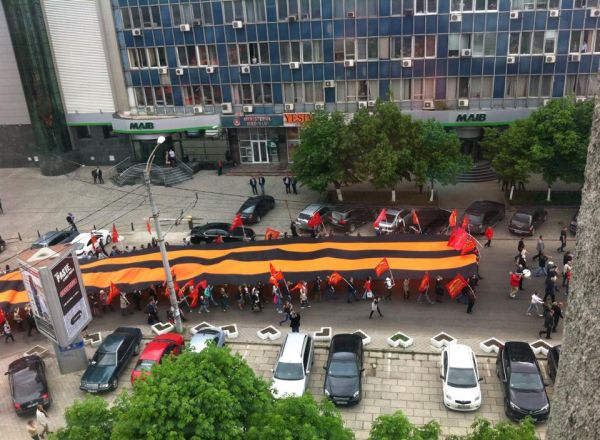 O panglica „Sf. Gheorghe” gigantica se plimba pe strazile capitalei