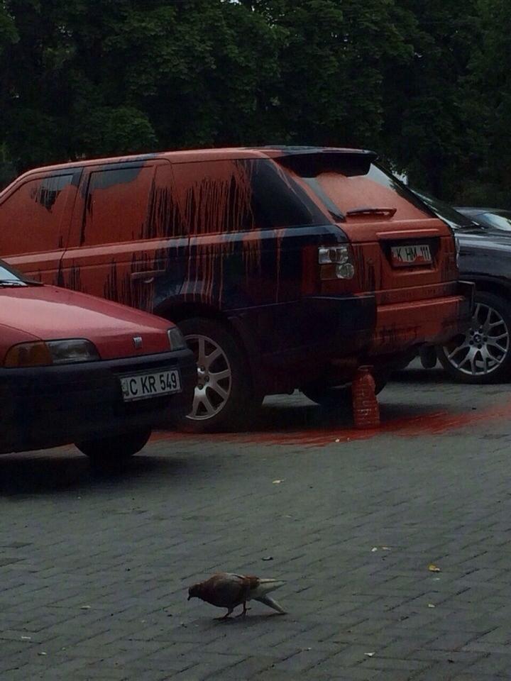 A turnat vopsea peste un Range Rover din Chişinău