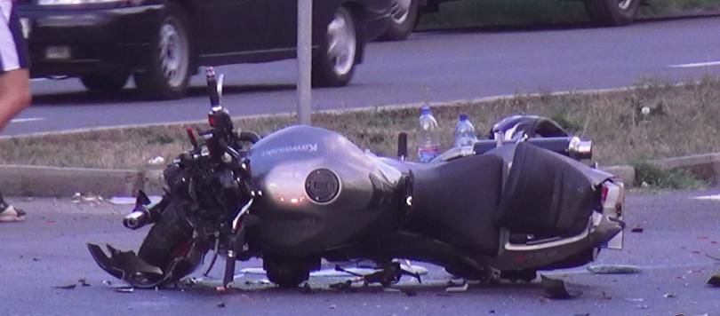 Impact violent în capitală: O motocicletă s-a ciocnit cu un automobil