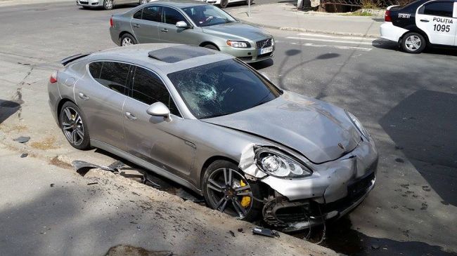В центре Кишинева столкнулись Porsche и автомобиль полиции