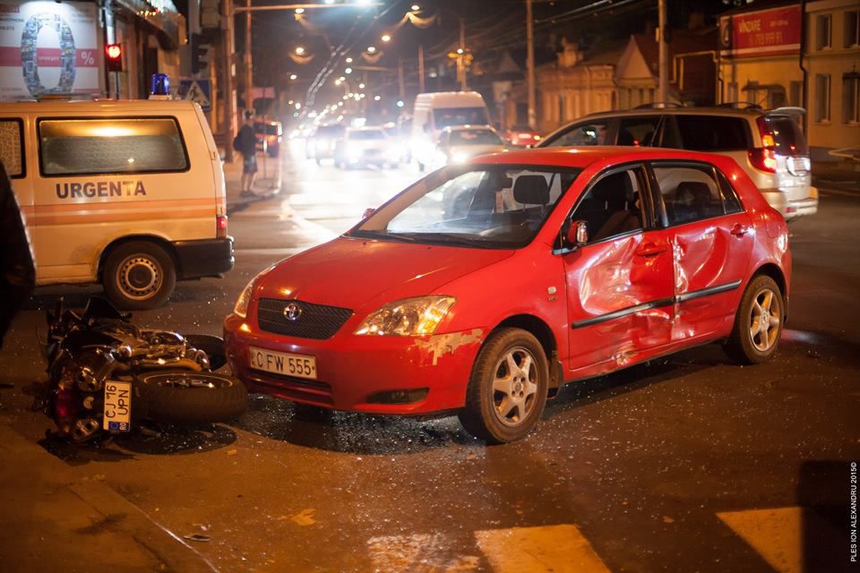 Accident în centrul capitalei. Două persoane, transportate în stare gravă la spital