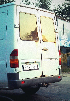 Un şofer din capitală circulă cu numere desenate pe plăcuţa de înmatriculare