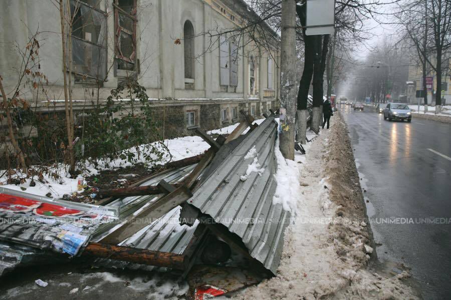 В Кишиневе под тяжестью снега обвалился забор, установленный вокруг одного из столичных музеев