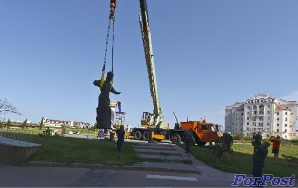 В Севастополе демонтировали памятник гетману Сагайдачному