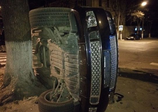 В центре Кишинева перевернулся Range Rover