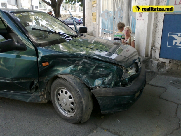 ДТП в Кишиневе: одна из машин залетела на тротуар