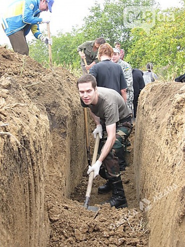 Одесситы усиленно роют окопы возле границы с Приднестровьем