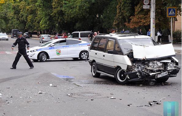 Impact violent între o maşină şi un microbuz de linie la Tiraspol