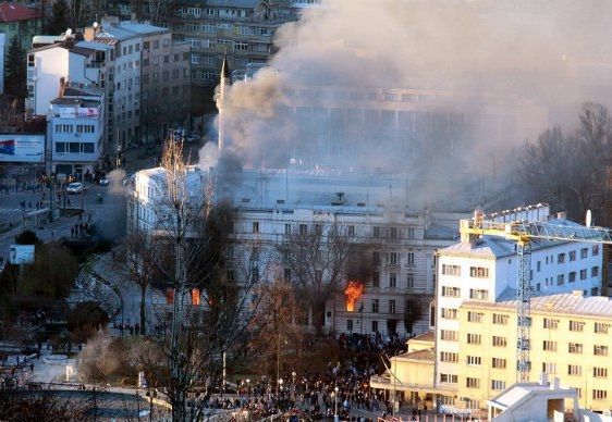 В Сараево боснийцы сожгли президентский дворец