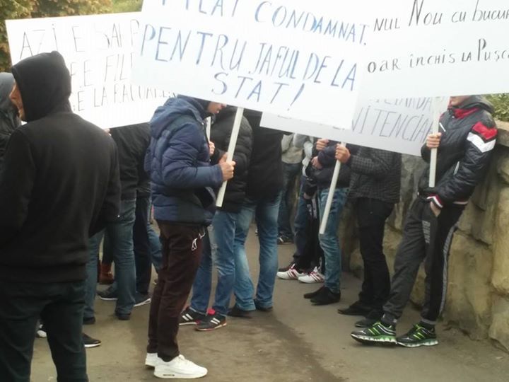 Filat la Judecată. Mai mulți tineri protestează cu gluga în cap și se ascund de camere