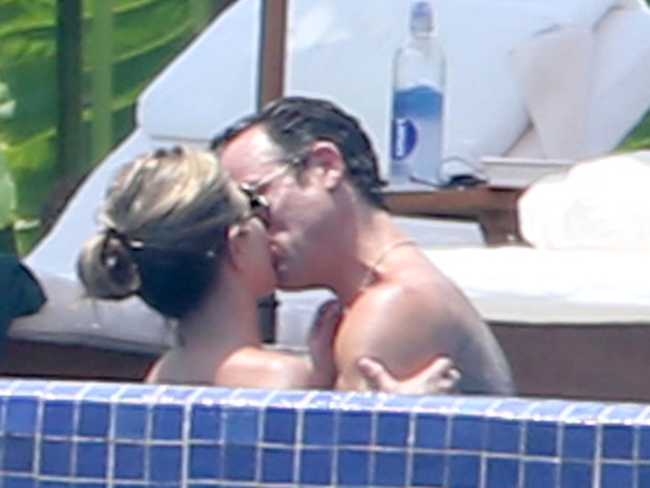Jennifer Aniston şi Justin Theroux, scene tandre lângă piscină
