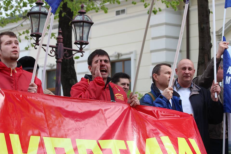 В Кишинёве Маккейну предложили бананы и пирожки