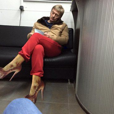 В уггах и изумительных штанах: Дмитрий Песков на автомойке стал хитом Сети
