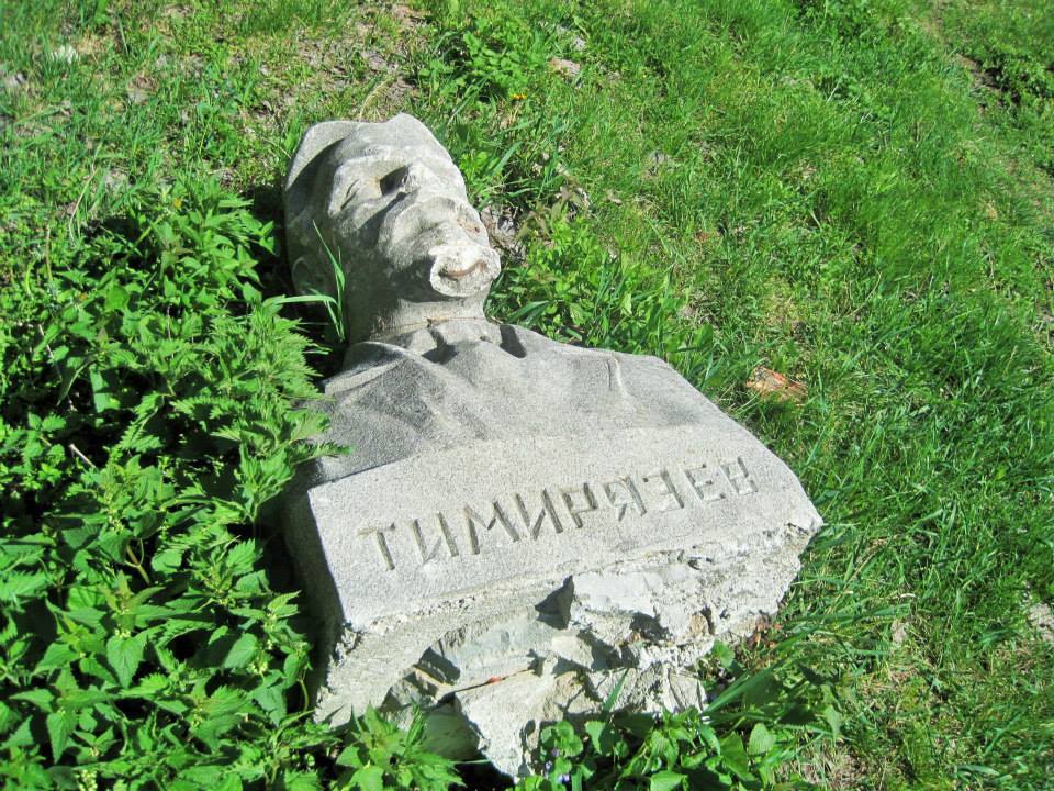 На севере Молдовы помыли памятник Ленину и снесли бюст Тимирязеву