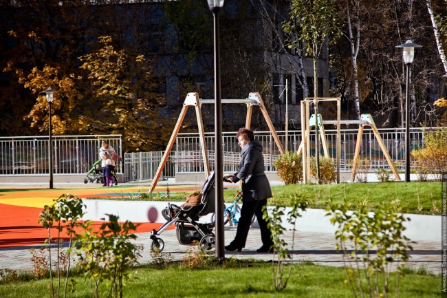 Детская площадка на крыше парковки в Москве