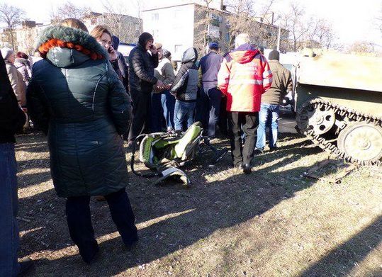 Бойцы ВСУ на броневике сбили насмерть восьмилетнюю девочку