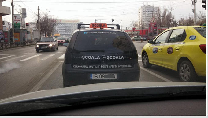 Ce inscripție au văzut în trafic pe maşină unui instructor auto