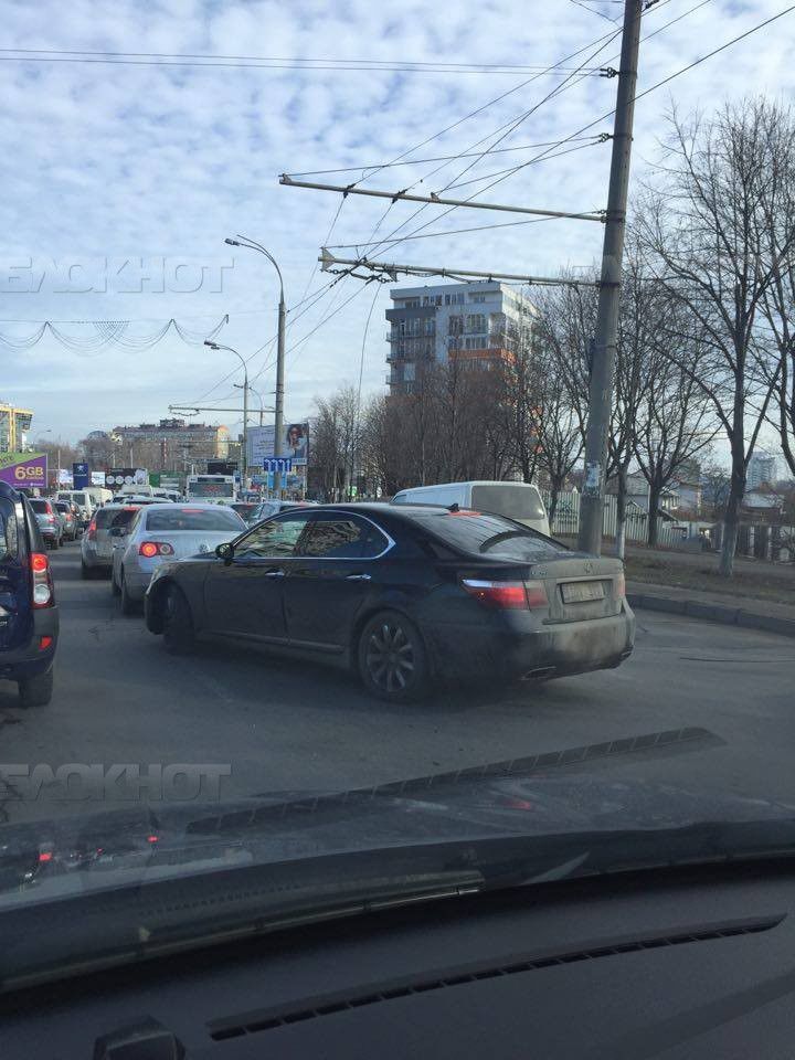 На бульваре Дачия оборванные электрические провода вызвали пробку