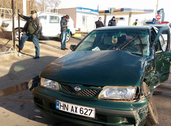 Маршрутка с пассажирами и легковой автомобиль столкнулись на трассе Кишинев-Хынчешть
