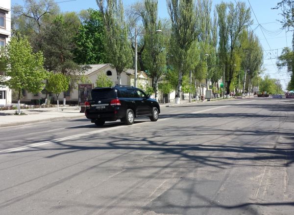 Politist a permis unei masini de lux sa circule pe bulevard, ce era blocat