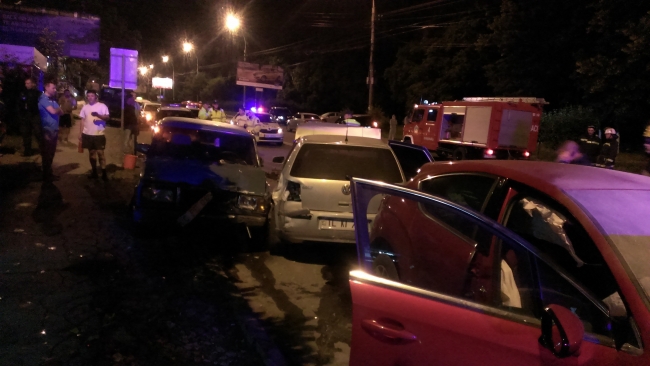 ДТП в Кишиневе: лихач протаранил два авто у обочины и загорелся