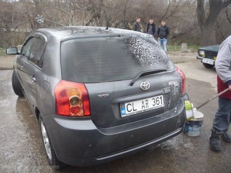 На берегу реки Бык водители организовали импровизированную автомойку