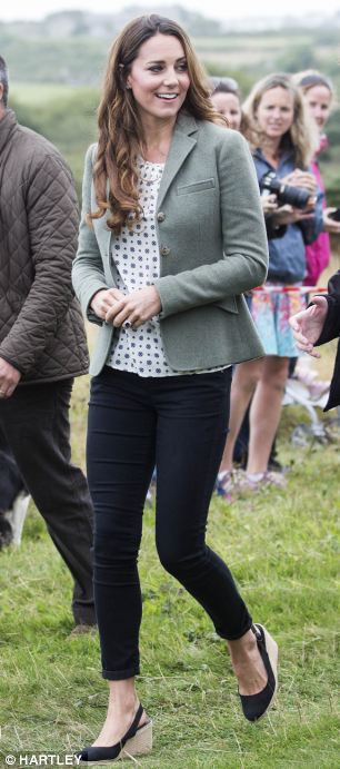 Ducesa de Cambridge, la primul eveniment public după naşterea prinţului George
