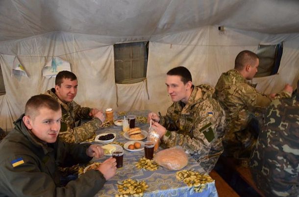 Фоторепортаж: Как встречали Пасху на передовой АТО