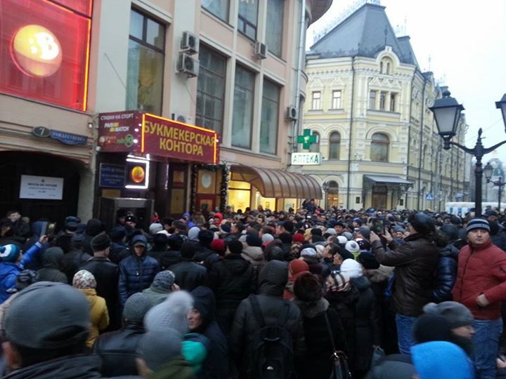 Избирательные участки в Москве не справляются с потоком граждан