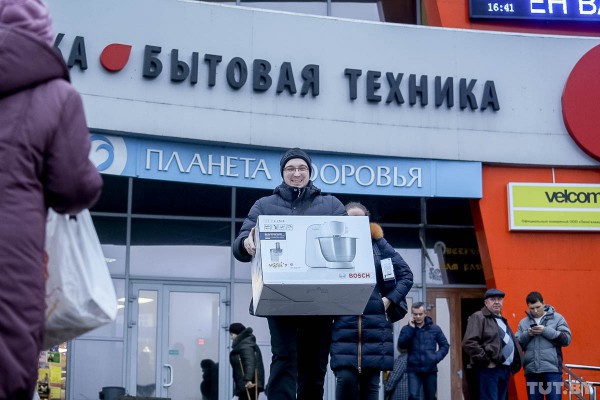 Белорусы в панике скупают технику и продукты питания