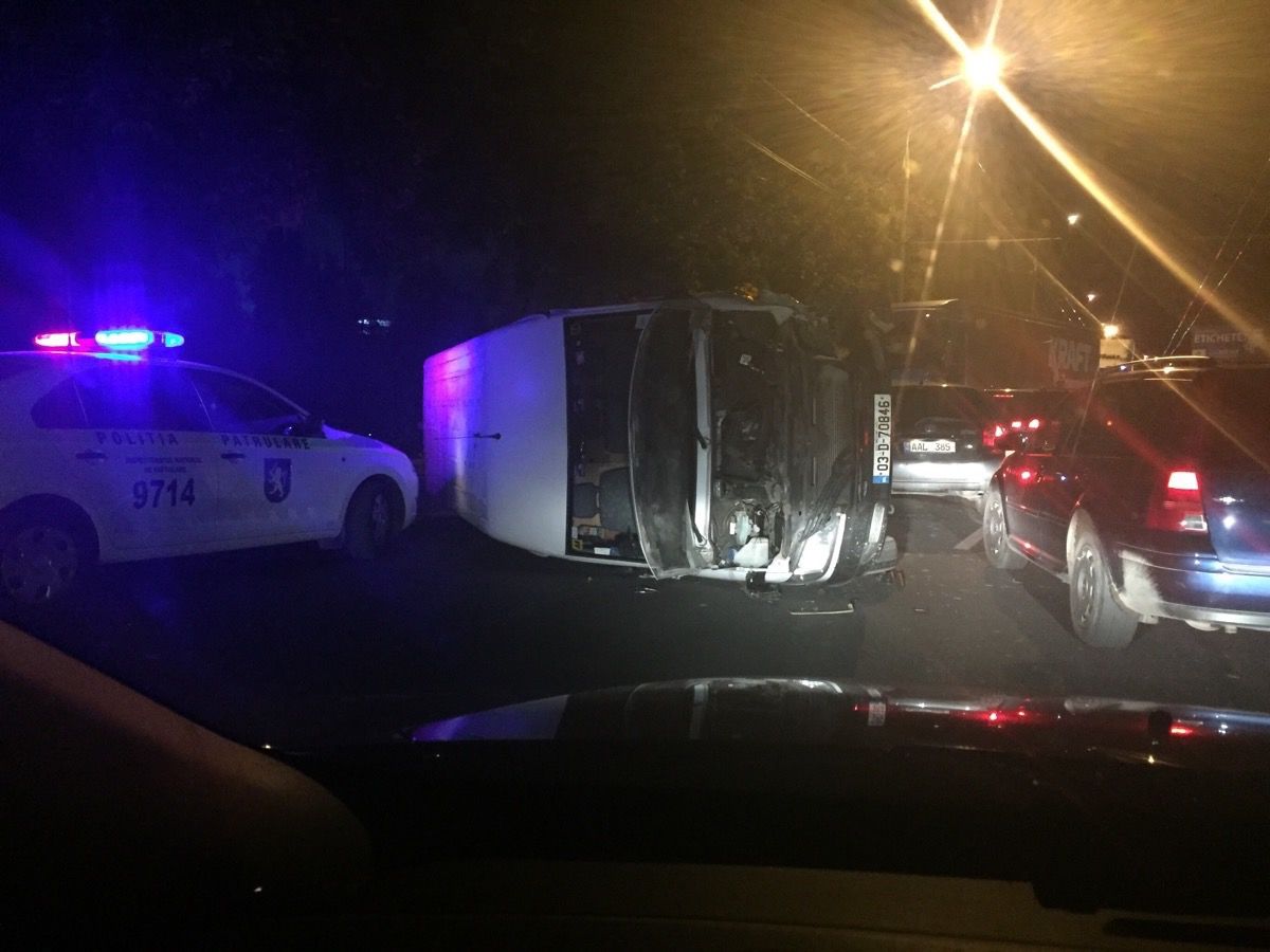 Trei maşini, accidentate grav la Botanica