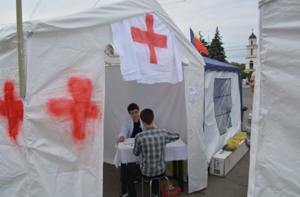 Палаточный городок в центре Кишинева расширяется и обустраивается