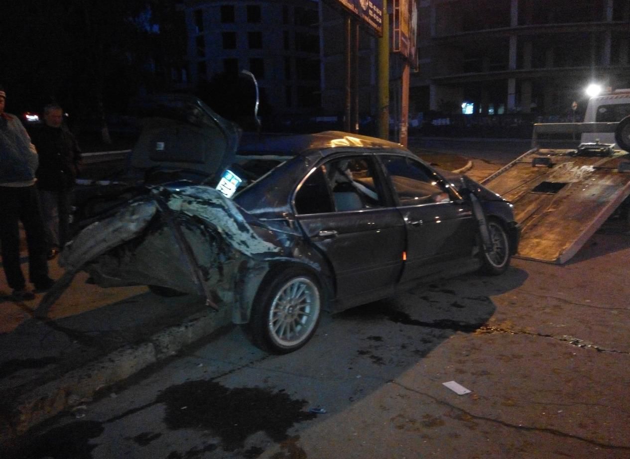 В столичном секторе Ботаника автомобиль врезался в столб