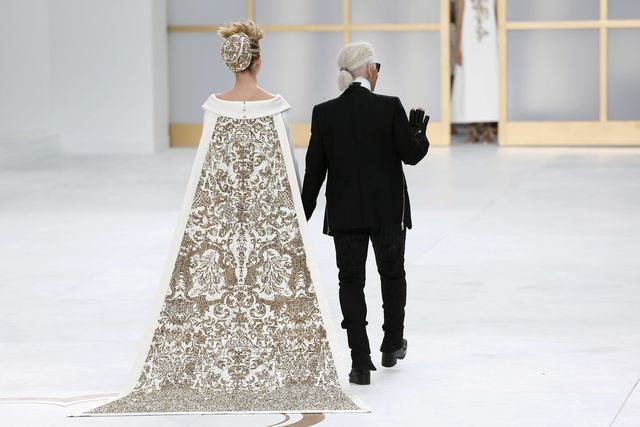 Показ Chanel в Париже закрывала невеста в положении