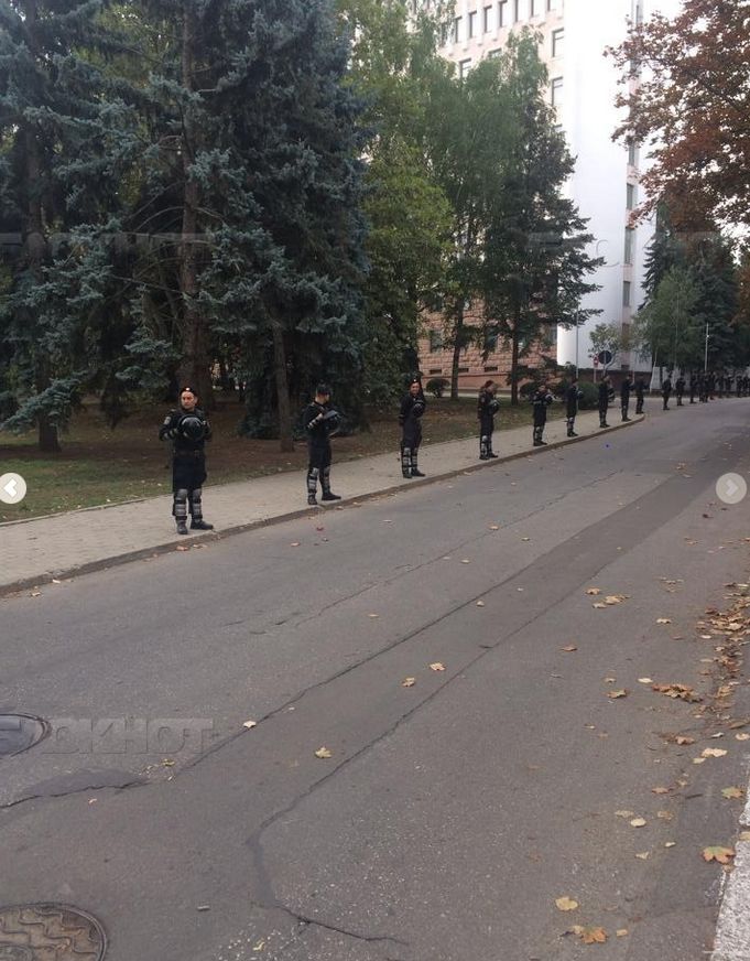 Сотрудники правоохранительных органов оцепили здание Парламента РМ