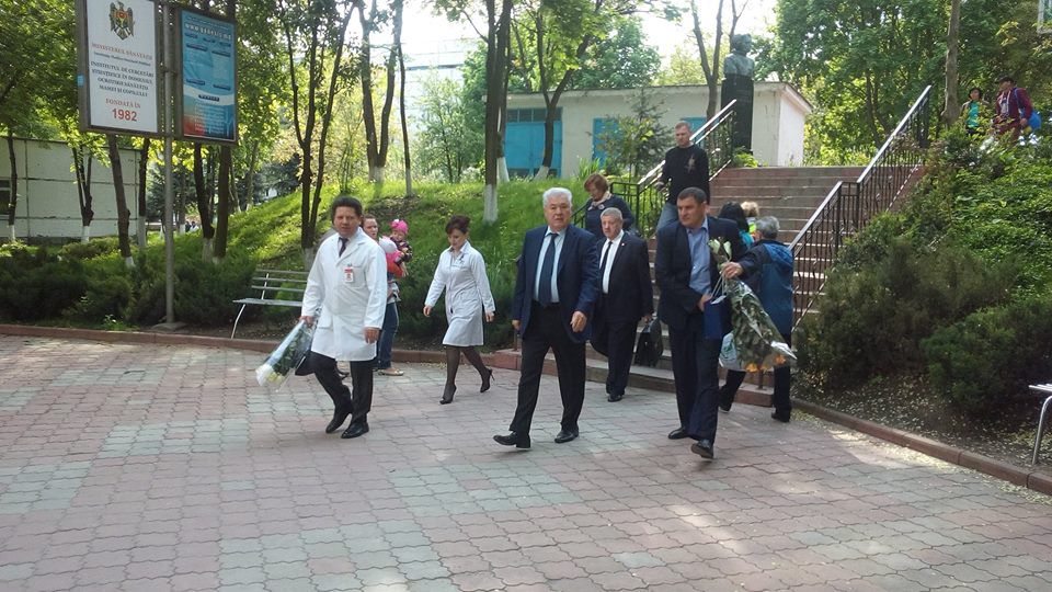 Vladimir Voronin, surprins cu flori la maternitate
