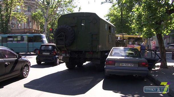 В Одессе произошло ДТП с участием военного грузовика