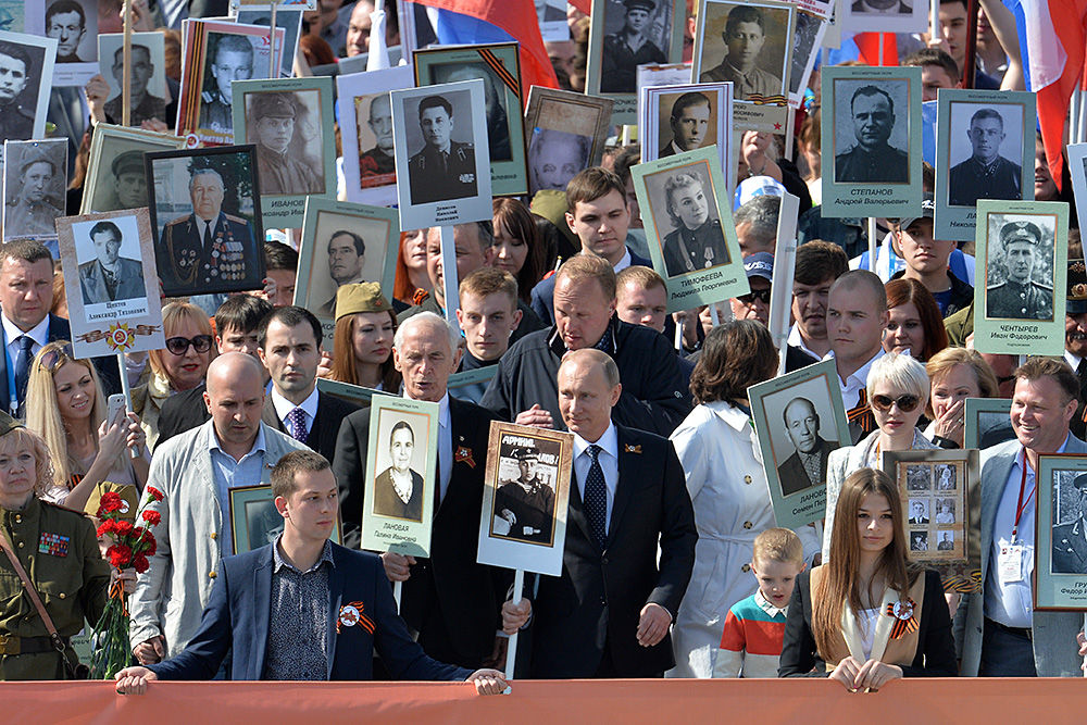 Путин возглавил шествие «Бессмертного полка» в Москве